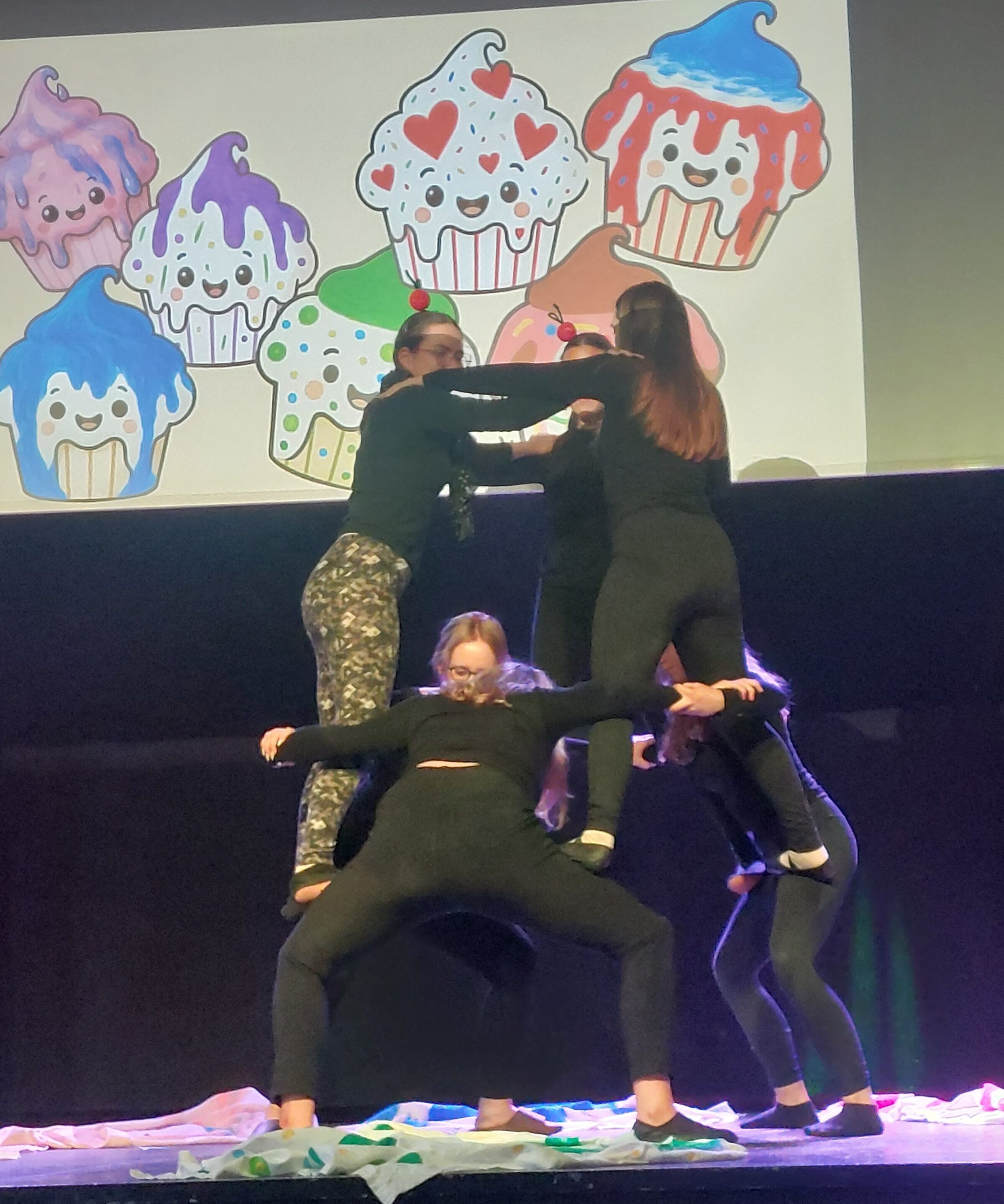 Jugendliche führen eine Theateraufführung auf der Bühne auf