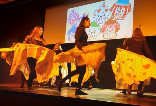 Jugendliche führen eine Theateraufführung auf der Bühne auf