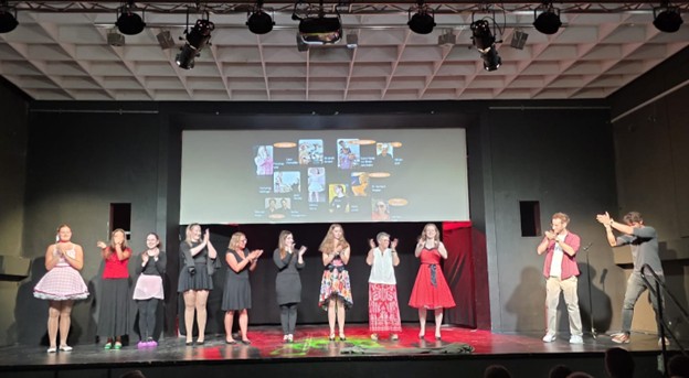 Jugendliche führen eine Theateraufführung auf der Bühne auf