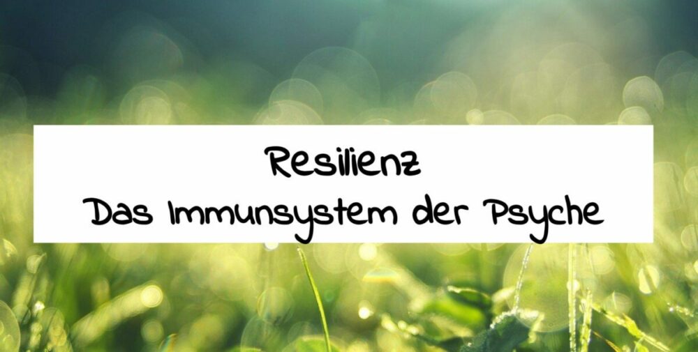 Der deutsche Text auf einem unscharfen grün-gelben Naturhintergrund lautet: Resilienz – Das Immunsystem der Psyche.