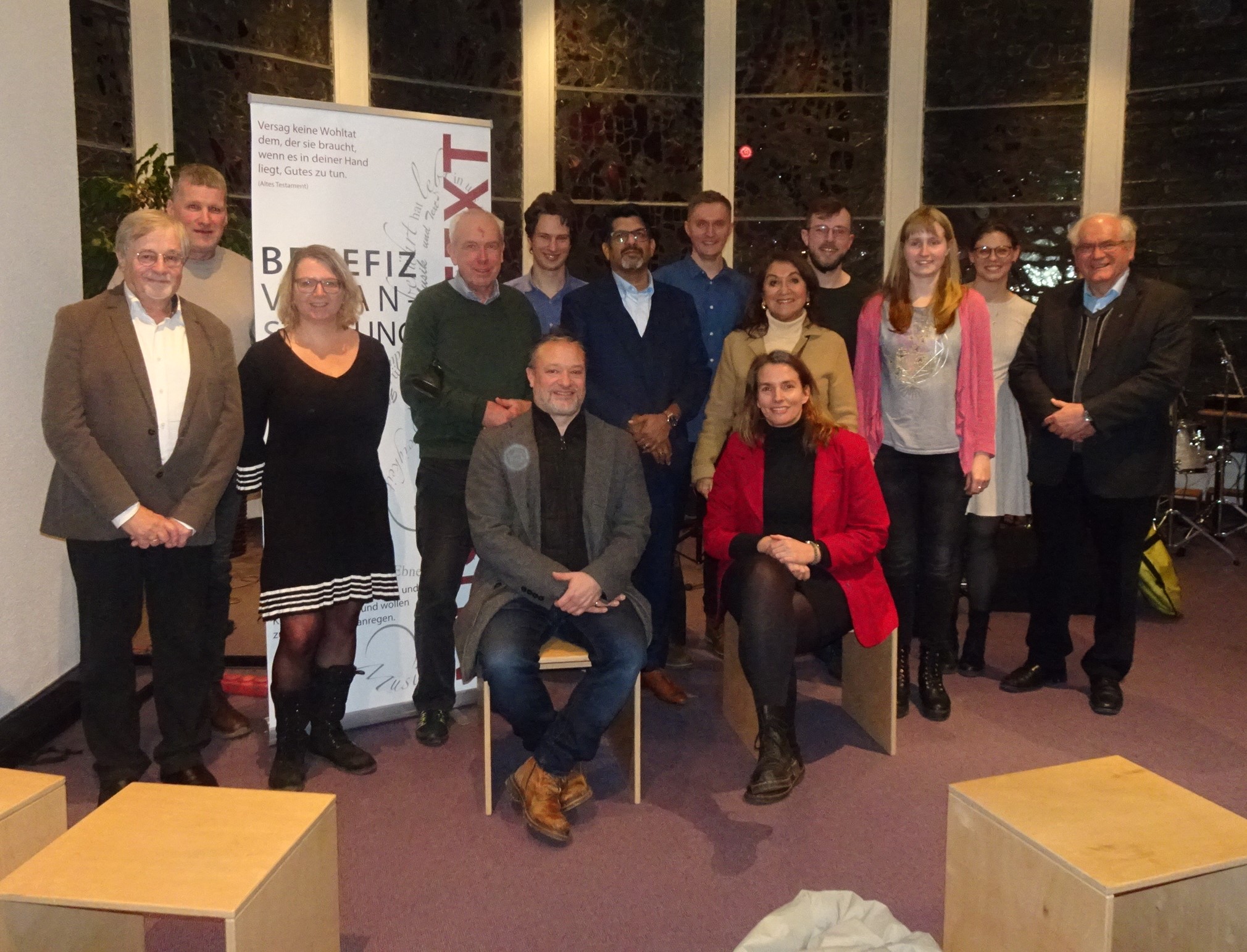 Gruppenfoto vor einem Banner