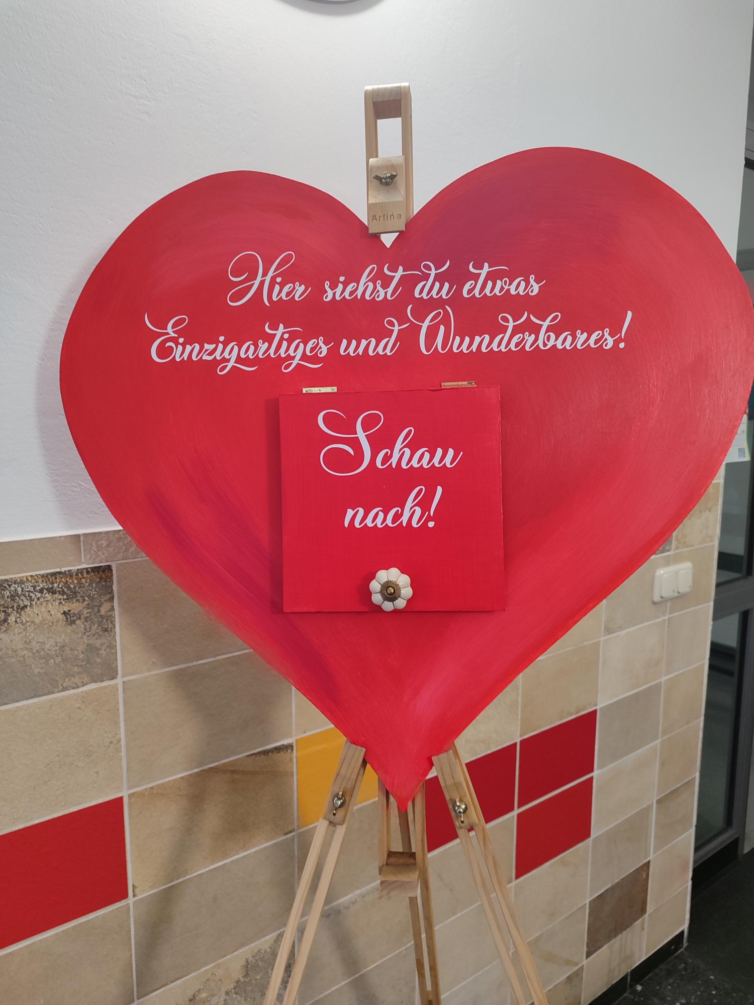 Ein rotes Herz auf einer Staffelei