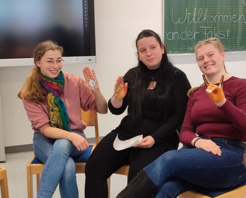 Drei Personen auf einem Stuhl